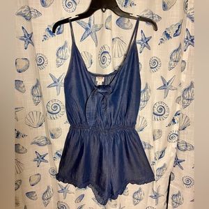 Women’s Mossimo dark blue romper. Adjustable straps. Adjustable tie in the front